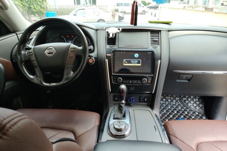 Used Nissan Patrol 2018 4.0L LinkedIn Edition Center Console