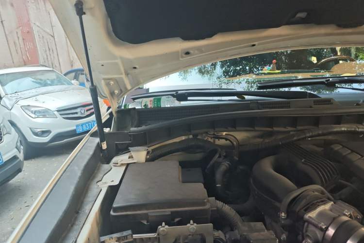 Used Nissan Patrol 2018 4.0L Automatic 7-Seater Middle East Version Engine Bay Right