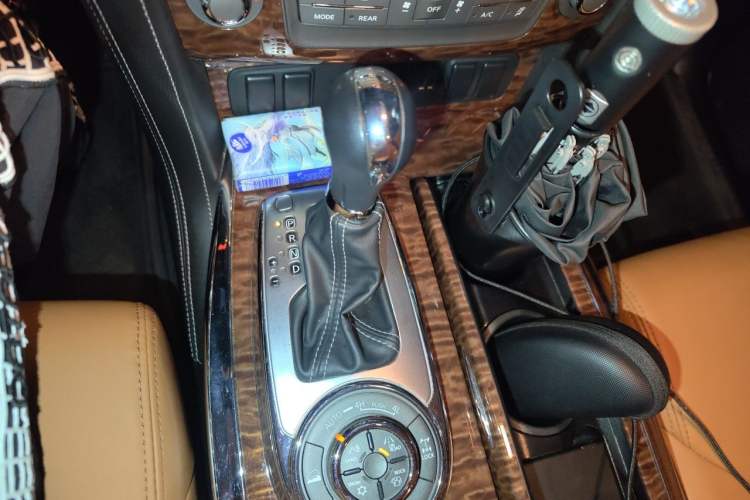 Used Nissan Patrol 2018 4.0L Platinum Edition Gear Lever