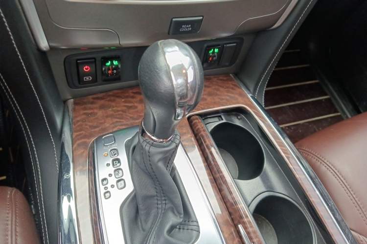 Used Nissan Patrol 2018 4.0L LinkedIn Edition Gear Lever