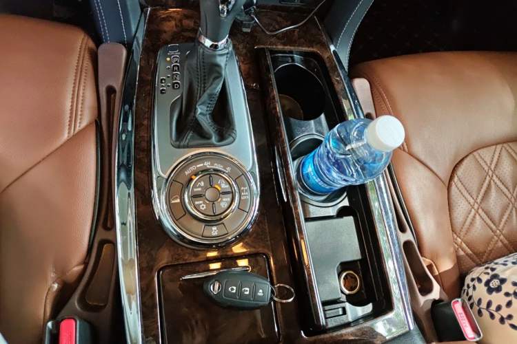 Used Nissan Patrol 2018 4.0L LinkedIn Edition Gear Lever