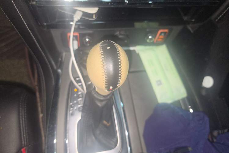 Used Nissan Patrol 2018 4.0L LinkedIn Edition Gear Lever