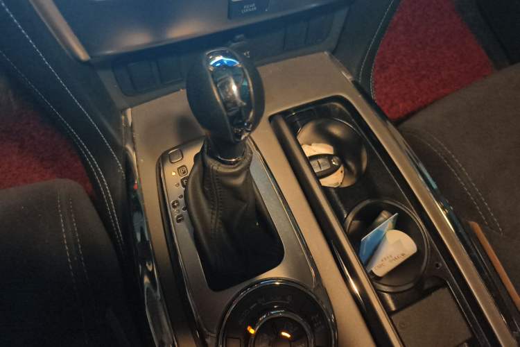 Used Nissan Patrol 2018 4.0L LinkedIn Edition Gear Lever