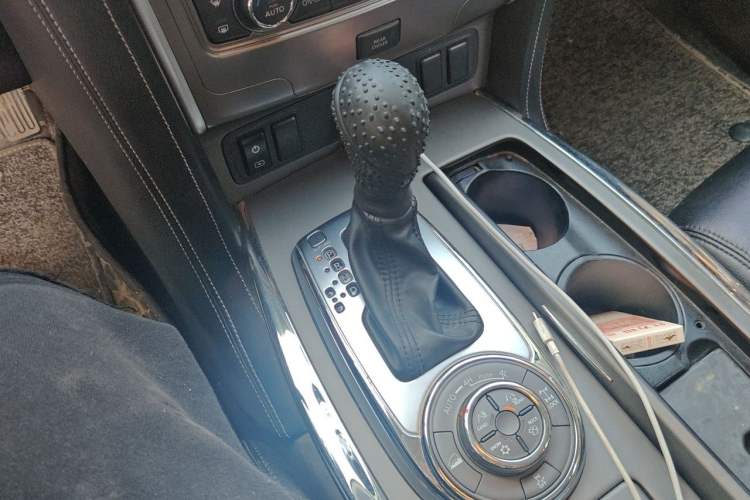 Used Nissan Patrol 2018 4.0L LinkedIn Edition Gear Lever