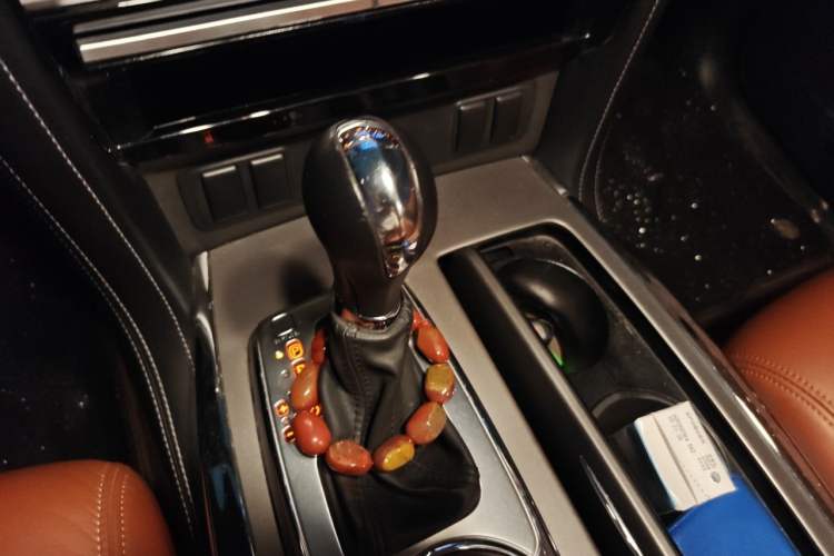 Used Nissan Patrol 2018 4.0L LinkedIn Edition Gear Lever