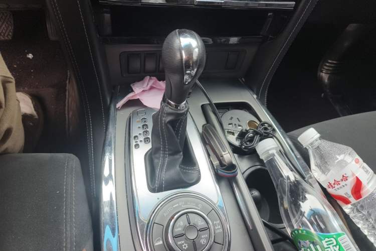 Used Nissan Patrol 2018 4.0L LinkedIn Edition Gear Lever