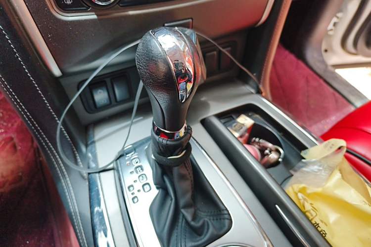 Used Nissan Patrol 2018 4.0L LinkedIn Edition Gear Lever