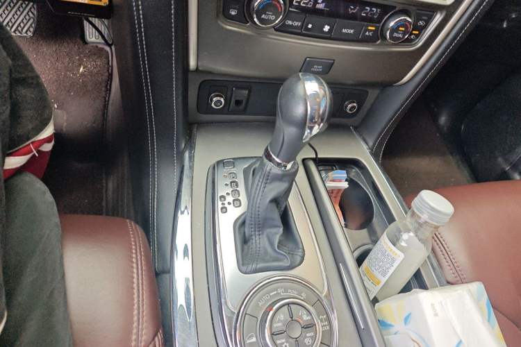 Used Nissan Patrol 2018 4.0L LinkedIn Edition Gear Lever