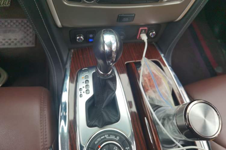 Used Nissan Patrol 2018 4.0L LinkedIn Edition Gear Lever