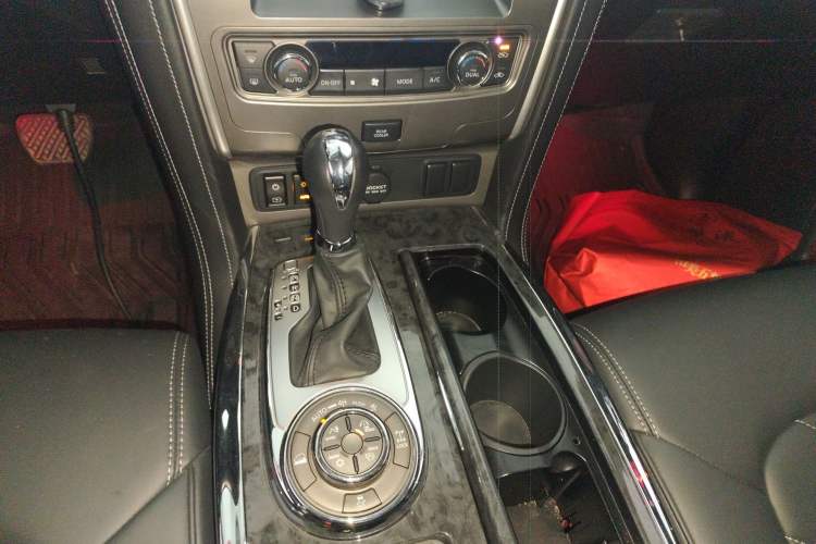 Used Nissan Patrol 2018 4.0L LinkedIn Edition Gear Lever