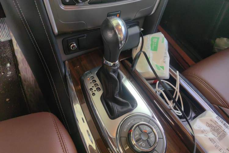 Used Nissan Patrol 2018 4.0L SE Middle East Version Gear Lever