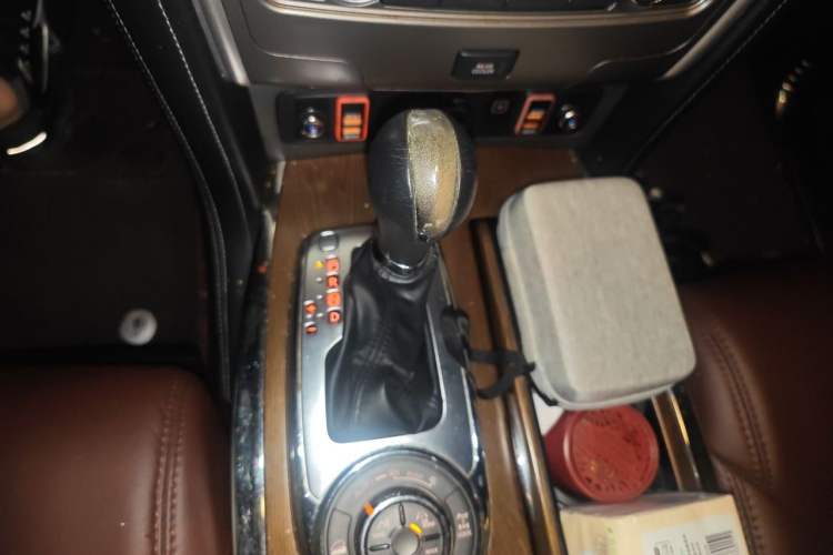 Used Nissan Patrol 2018 4.0L LinkedIn Edition Gear Lever