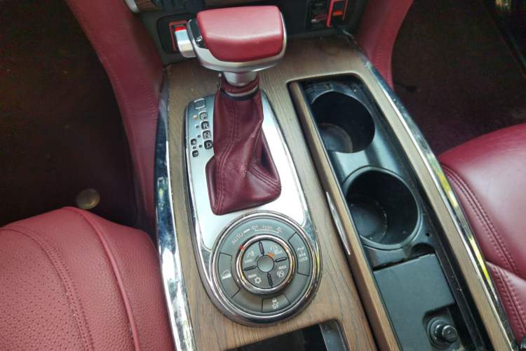 Used Nissan Patrol 2018 4.0L LinkedIn Edition Gear Lever