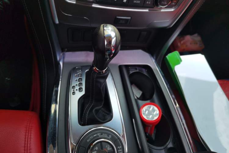 Used Nissan Patrol 2018 4.0L LinkedIn Edition Gear Lever