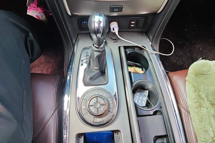 Used Nissan Patrol 2018 4.0L LinkedIn Edition Gear Lever