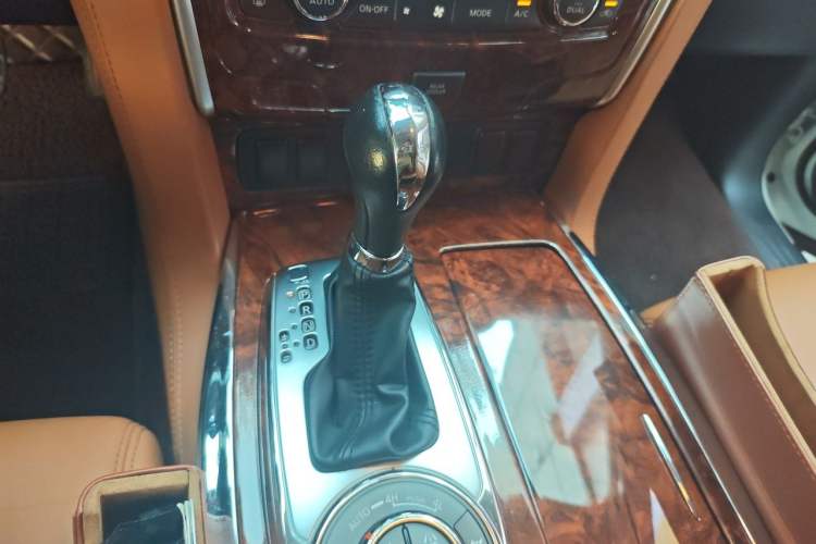 Used Nissan Patrol 2018 4.0L Automatic 7-Seater Middle East Version Gear Lever
