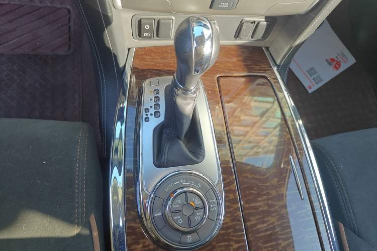 Used Nissan Patrol 2018 4.0L LinkedIn Edition Gear Lever