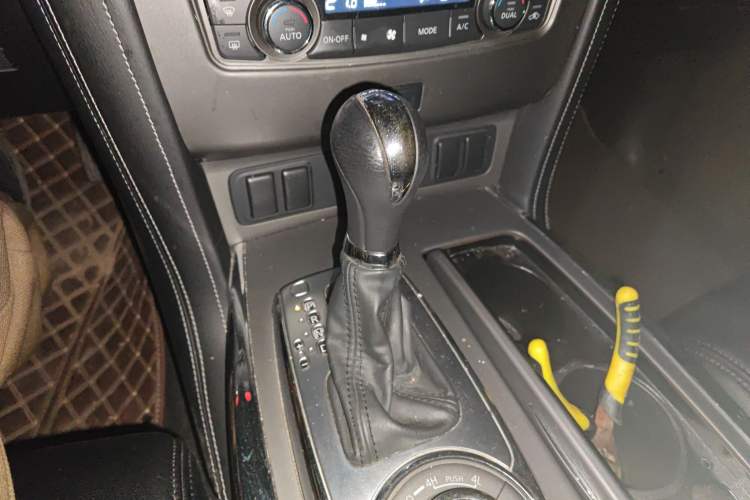 Used Nissan Patrol 2018 4.0L Automatic 7-Seater Middle East Version Gear Lever
