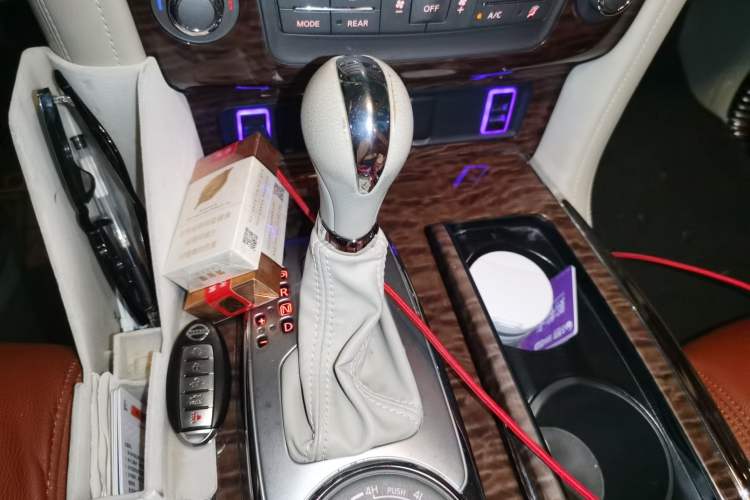 Used Nissan Patrol 2018 4.0L Platinum Edition Gear Lever