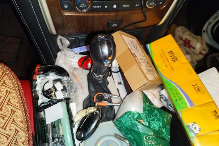 Used Nissan Patrol 2018 4.0L Automatic 7-Seater Middle East Version Gear Lever