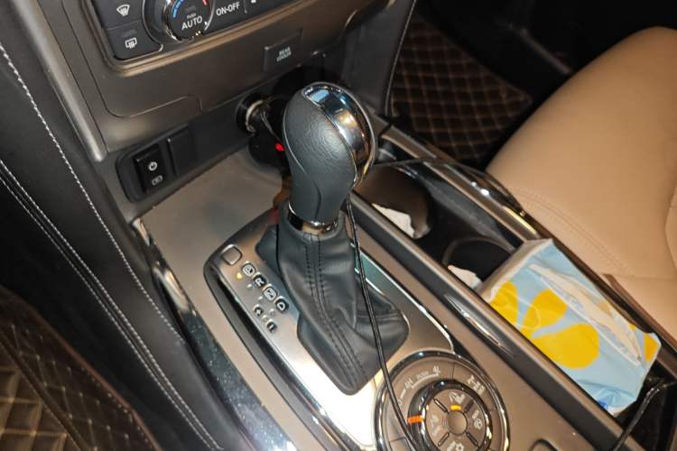 Used Nissan Patrol 2018 4.0L LinkedIn Edition Gear Lever