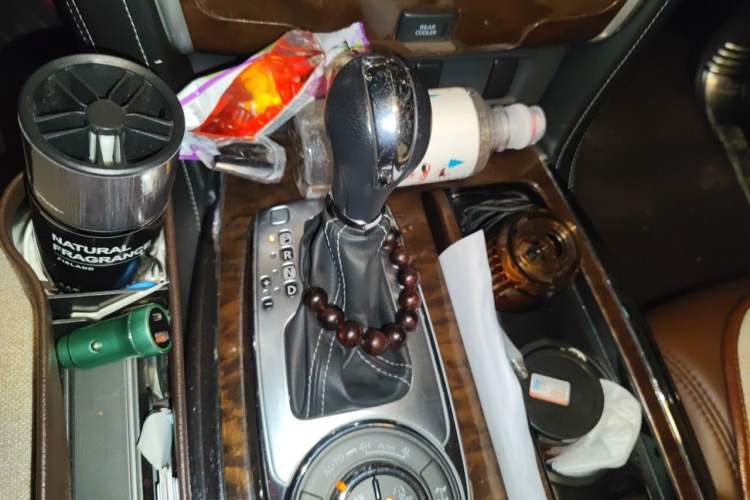 Used Nissan Patrol 2018 4.0L LinkedIn Edition Gear Lever