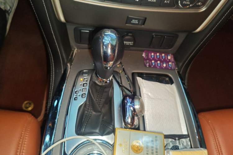Used Nissan Patrol 2018 4.0L LinkedIn Edition Gear Lever