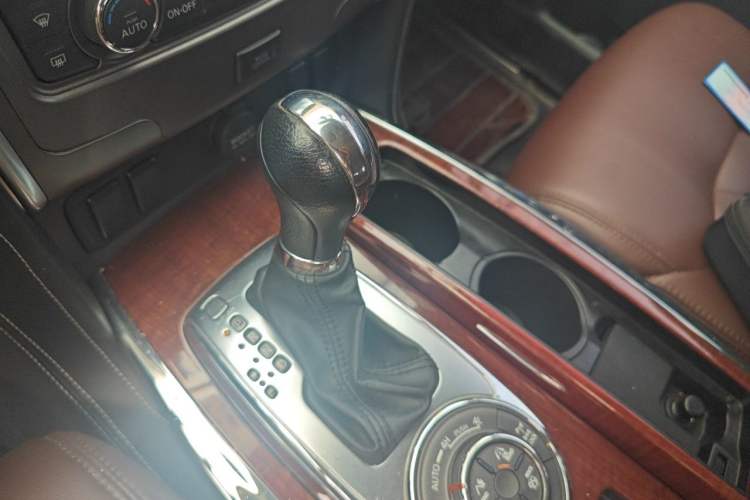 Used Nissan Patrol 2018 4.0L LinkedIn Edition Gear Lever