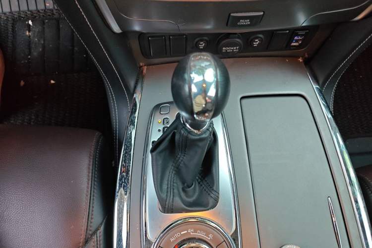 Used Nissan Patrol 2018 4.0L LinkedIn Edition Gear Lever