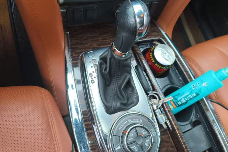 Used Nissan Patrol 2018 4.0L LinkedIn Edition Gear Lever