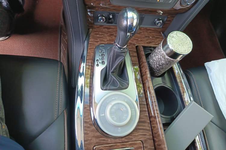 Used Nissan Patrol 2018 5.6L Standard Version Gear Lever