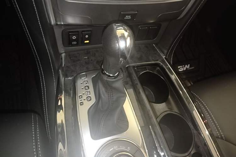Used Nissan Patrol 2018 4.0L SE Middle East Version Gear Lever