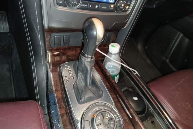 Used Nissan Patrol 2018 4.0L LinkedIn Edition Gear Lever