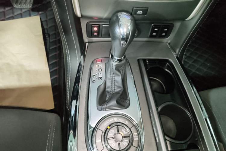 Used Nissan Patrol 2018 Y62 4.0 XE Middle East Gear Lever