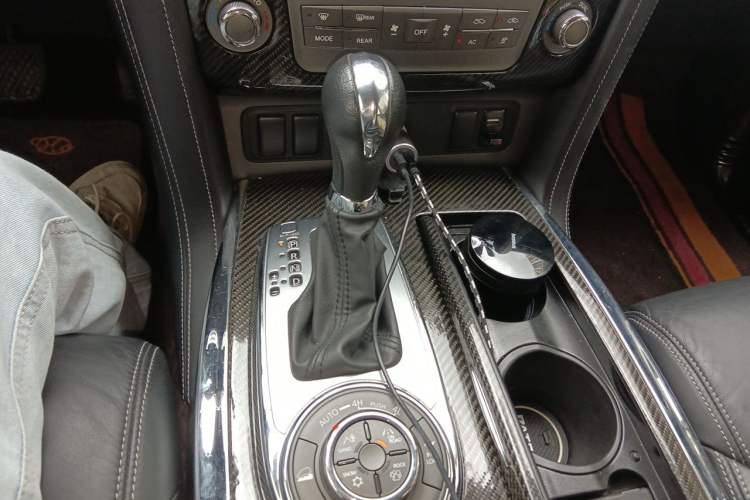 Used Nissan Patrol 2018 4.0L LinkedIn Edition Gear Lever