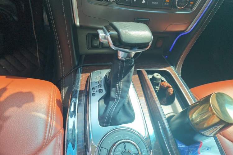 Used Nissan Patrol 2018 4.0L LinkedIn Edition Gear Lever