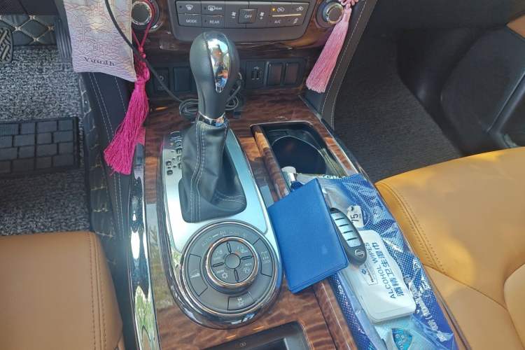 Used Nissan Patrol 2018 4.0L Platinum Edition Gear Lever