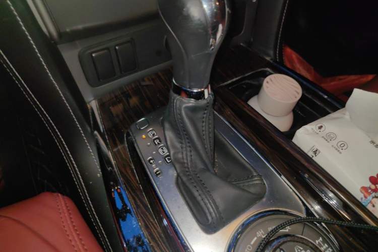Used Nissan Patrol 2018 4.0L LinkedIn Edition Gear Lever