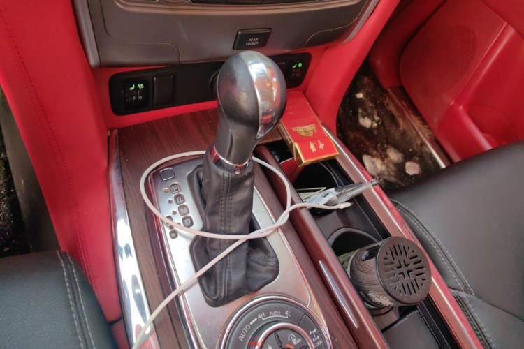 Used Nissan Patrol 2018 4.0L LinkedIn Edition Gear Lever