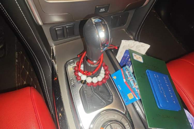 Used Nissan Patrol 2018 4.0L LinkedIn Edition Gear Lever
