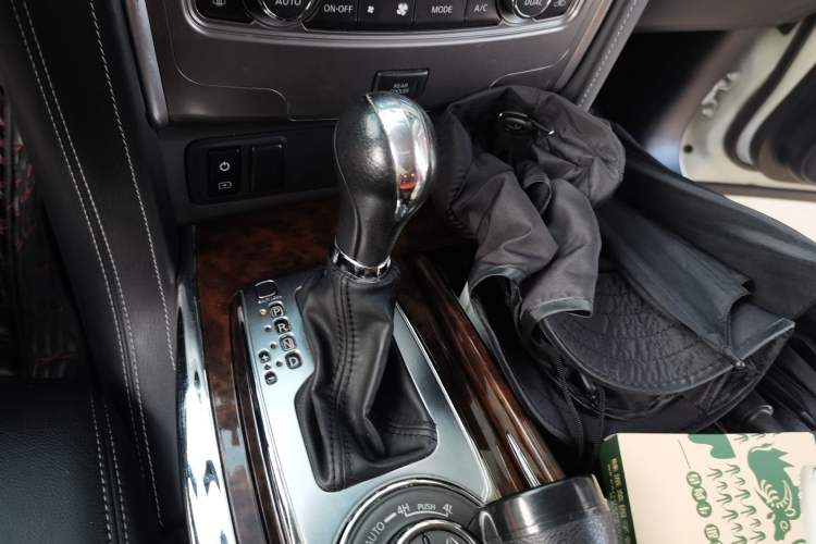 Used Nissan Patrol 2018 4.0L LinkedIn Edition Gear Lever