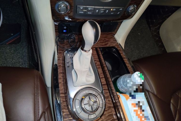 Used Nissan Patrol 2018 4.0L SE Middle East Version Gear Lever