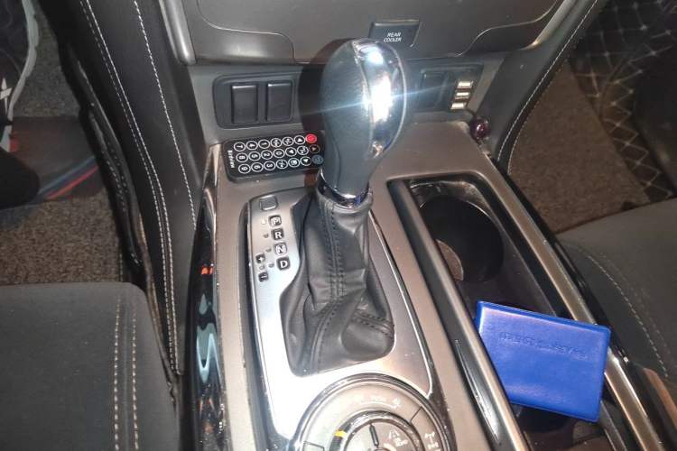 Used Nissan Patrol 2018 4.0L LinkedIn Edition Gear Lever