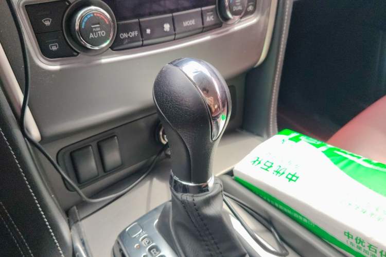 Used Nissan Patrol 2018 4.0L LinkedIn Edition Gear Lever