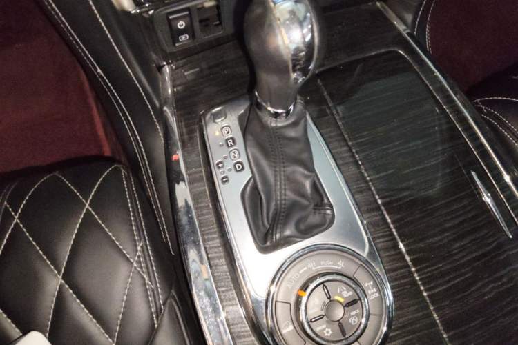 Used Nissan Patrol 2018 4.0L LinkedIn Edition Gear Lever