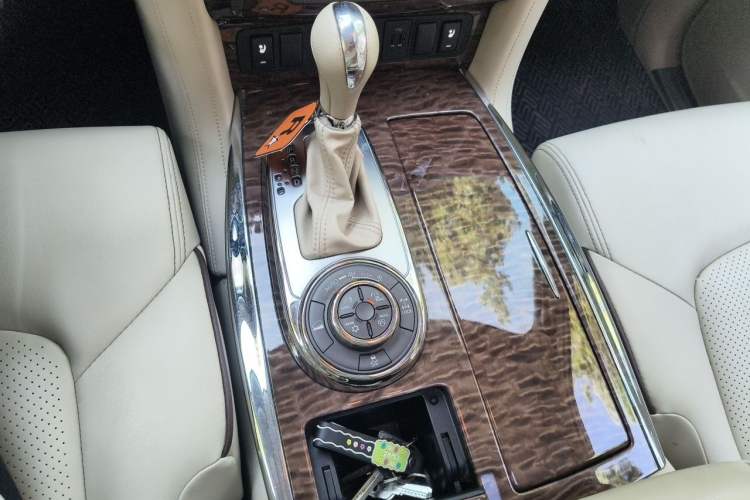Used Nissan Patrol 2018 4.0L Platinum Edition Gear Lever