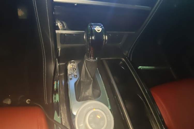 Used Nissan Patrol 2018 4.0L LinkedIn Edition Gear Lever