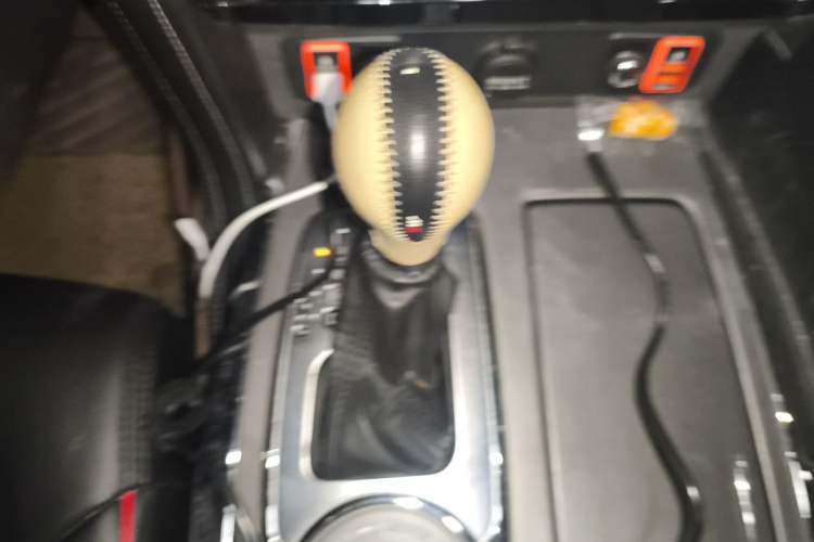 Used Nissan Patrol 2018 4.0L LinkedIn Edition Gear Lever