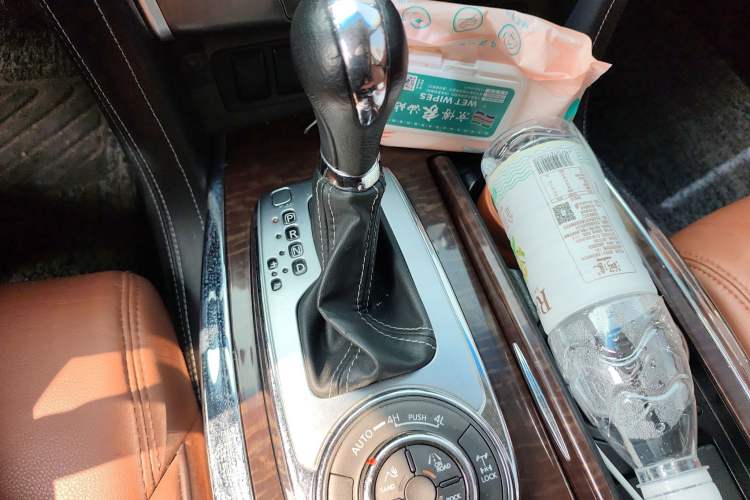 Used Nissan Patrol 2018 4.0L LinkedIn Edition Gear Lever