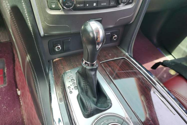 Used Nissan Patrol 2018 4.0L LinkedIn Edition Gear Lever